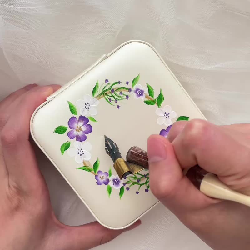 Travel jewelry storage hand-painted wreath white exquisite small high-value ring box English name - กระเป๋าเครื่องสำอาง - หนังเทียม ขาว