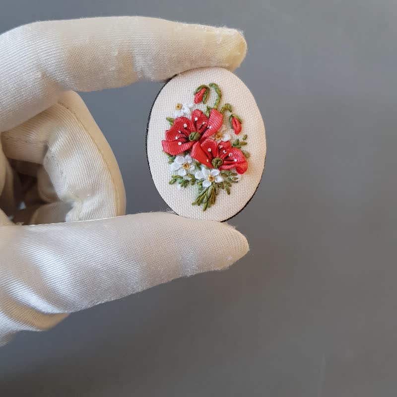 绣花胸针 Ribbon embroidered brooch for her, poppy embroidery jewelry - 胸針 - 絲．絹 紅色