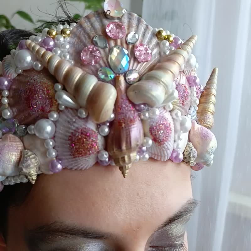 Mermaid pink crown for mermaid cosplay costume  of sea shells and pearl beads - เครื่องประดับผม - วัสดุอื่นๆ สึชมพู