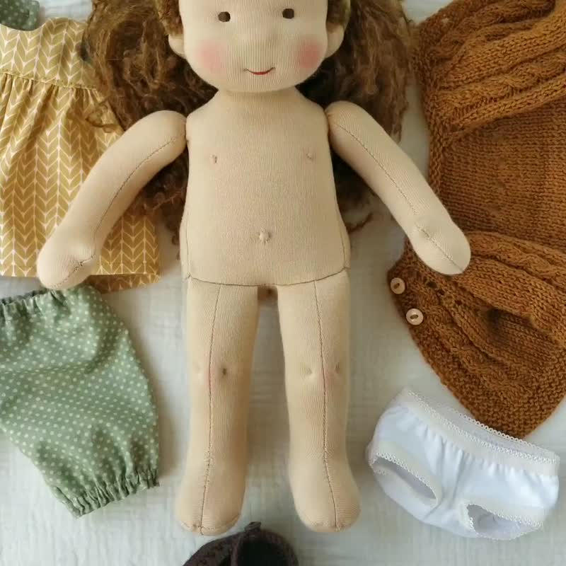 高さ11インチ（27cm）のウォルドルフ人形。天然オーガニック