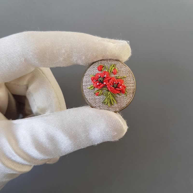 Ribbon embroidered brooch for her, poppies jewelry handmade - 胸針 - 絲．絹 紅色