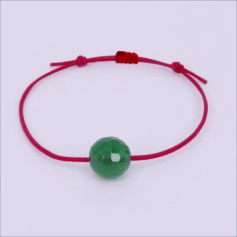 皮繩綠瑪瑙手鍊 幸運紅繩x生日寶石 八月誕生石 輕鬆收緊可調式 - 手鍊/手鐲 - 寶石 綠色
