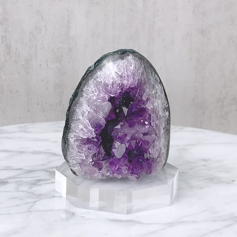 Amethyst Town // Lucky and Wealthy, Smart and Creative, Town House and Transforming Evil Amethyst // Free Base - Items for Display - Crystal 