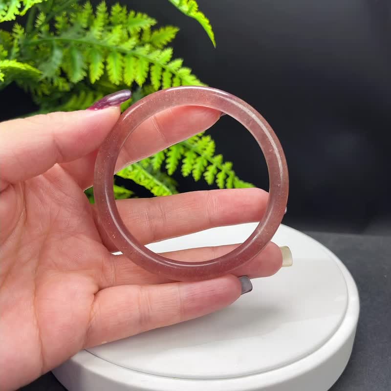 草莓晶手镯 58MM 甜美冰透星光 紅水晶手環 圓條 提升氣質助人緣 - 手鍊/手環 - 水晶 紅色