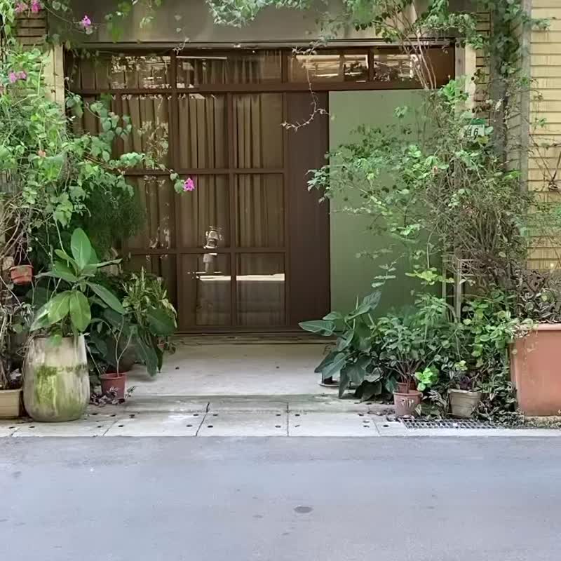 魔法阿媽聯名款 不對稱短袖襯 - 女襯衫 - 聚酯纖維 白色