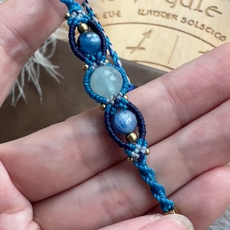 BB34 ethnic style Wax thread braided aquamarine sapphire bracelet (adjustable length) - สร้อยข้อมือ - เครื่องเพชรพลอย สีน้ำเงิน