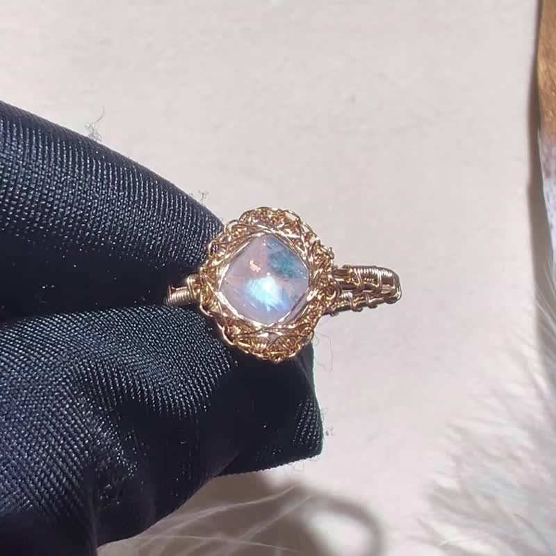 Hand-made 14K gold wrapped sugar tower moonstone ring - แหวนทั่วไป - เครื่องเพชรพลอย หลากหลายสี