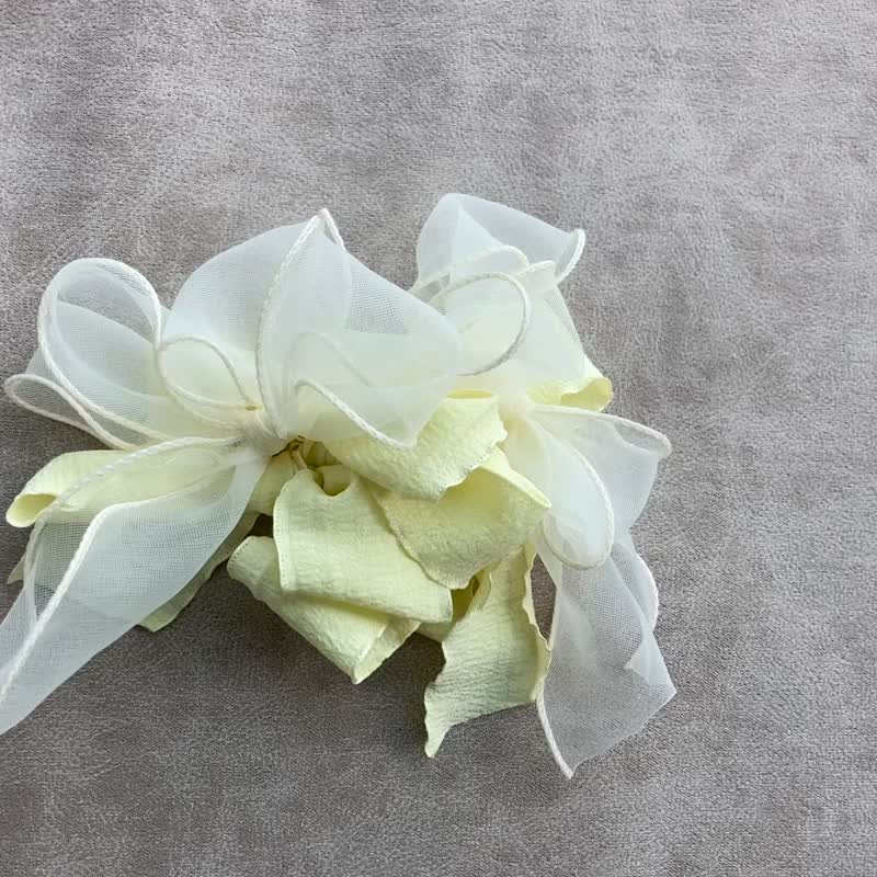 [Handmade] Light yellow white flower-shaped duckbill hairpin matte - เครื่องประดับผม - ไฟเบอร์อื่นๆ สีเหลือง