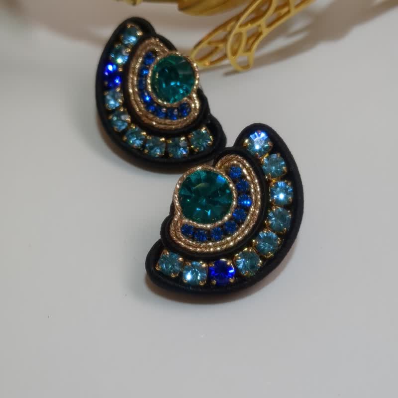 Stud earrings with crystals in blue color - 耳環/耳夾/耳骨夾 - 其他材質 藍色