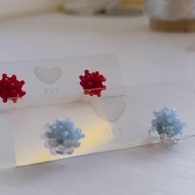 ต่างหูดอกไม้ลูกปัดสามมิติแรงบันดาลใจจากคมเปโตะ・งานแฮนด์เมดโทนหวานละมุน _2 สี - ต่างหู - วัสดุอื่นๆ สีแดง