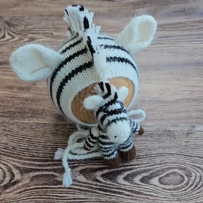 Newborn Zebra Hat and stuffed toy, Knitted baby photo prop - 嬰兒手鍊/飾品 - 羊毛 