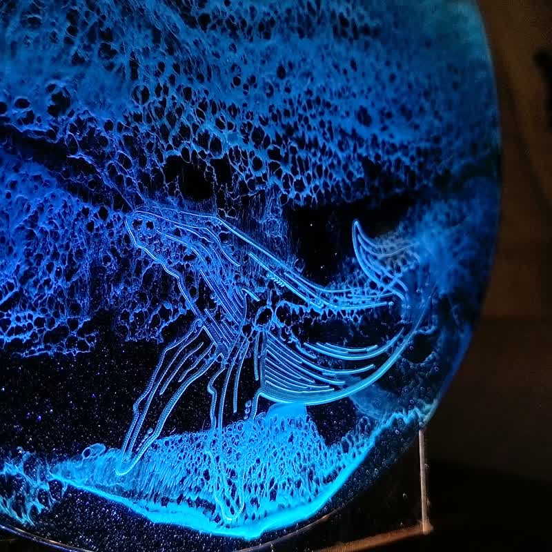 綠島手作/海浪海洋樹脂壓克力鯨魚小夜燈/透光水晶膠/顏色客製化 - 擺飾/家飾品 - 樹脂 藍色