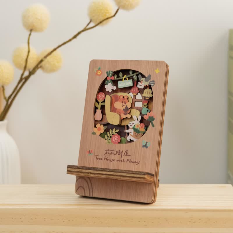 [Micro Scenery Mobile Phone Holder-Forest Friends] Taiwan Souvenirs/Business Card Holder/Office Souvenirs - Phone Stands & Dust Plugs - Wood Multicolor