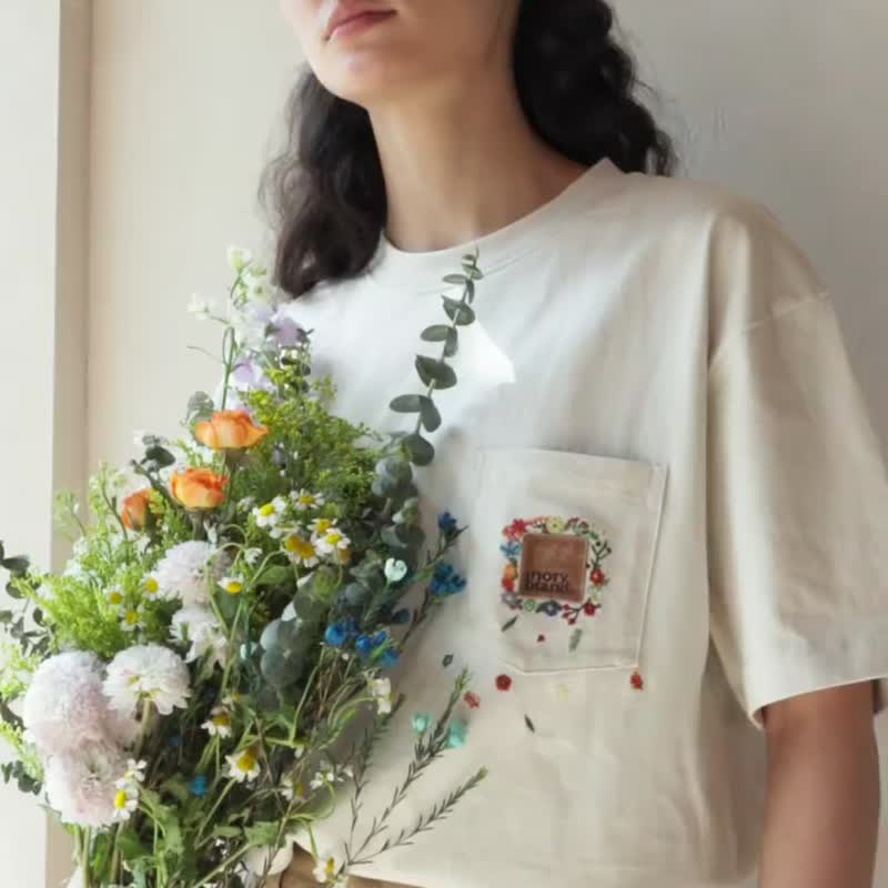 中性寬鬆 手工刺繡花朵花卉 純棉圓領短袖T恤 情侶裝 - T 恤 - 棉．麻 多色