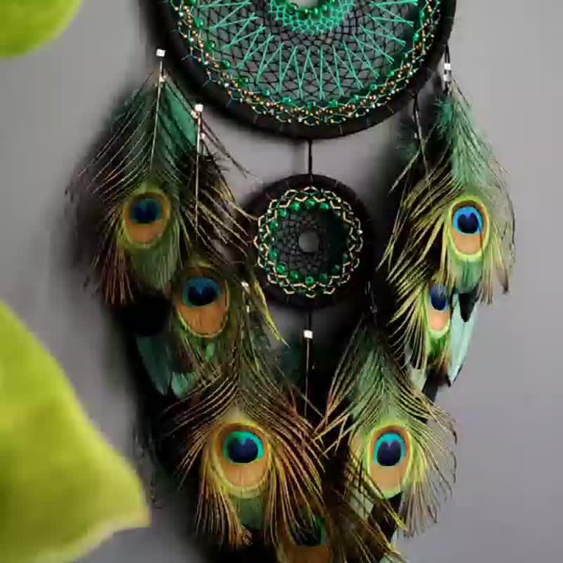 Large Peacock Dreamcatcher Handmade Wall Decor - Exquisite Symbol of Beauty - ตกแต่งผนัง - งานปัก สีเขียว