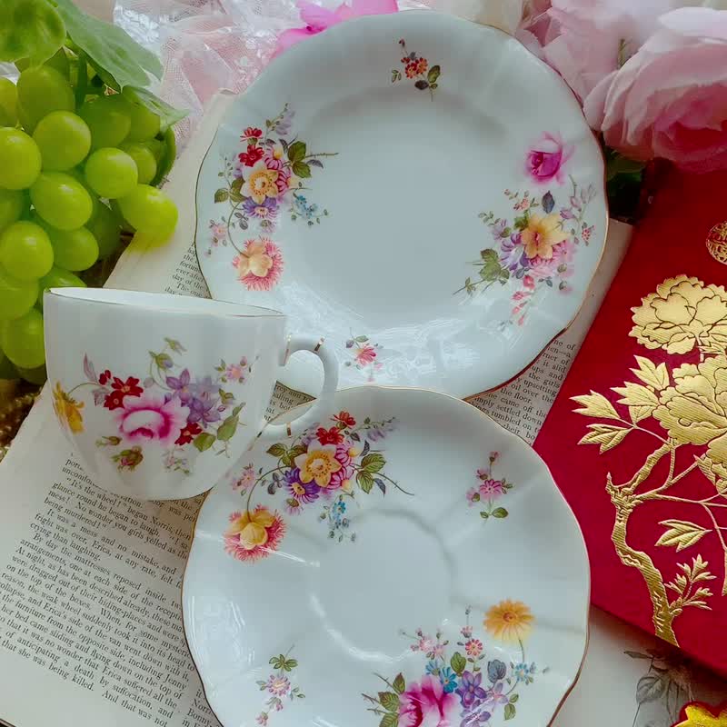 Royal crown derby hand painted rose flower classic rose garden flower tea cup set of two in stock - ถ้วย - เครื่องลายคราม หลากหลายสี