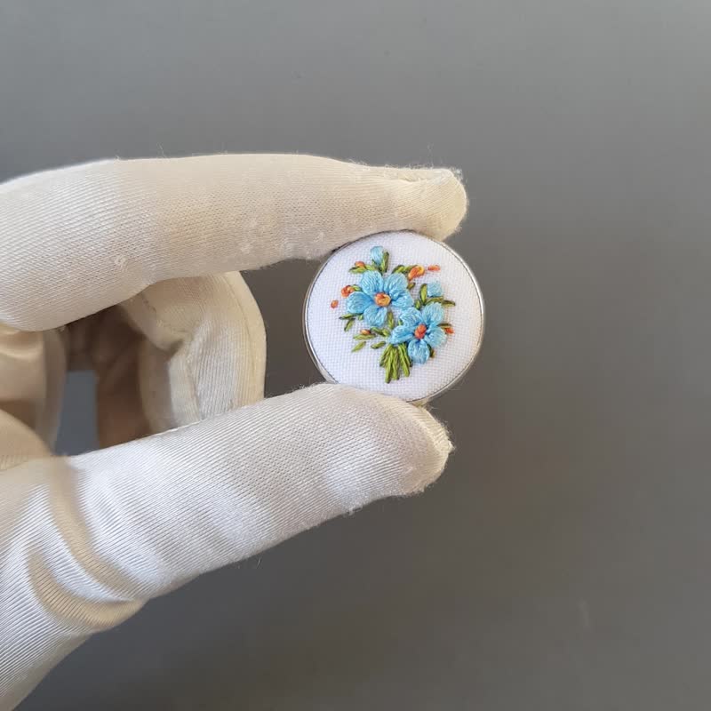 Ribbon embroidered brooch for her, blue jewellery handmade - 胸針 - 絲．絹 藍色