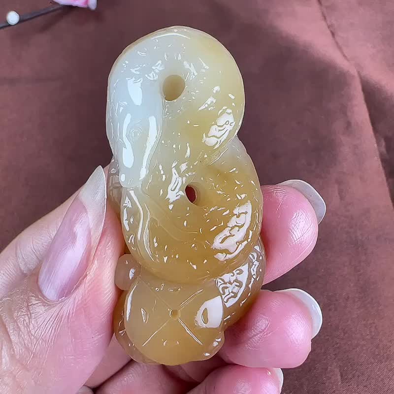 天然新疆和田玉且末糖生肖蛇吊墜紅糖白肉玉質細膩油潤色澤柔 - 吊飾/掛飾 - 玉石 