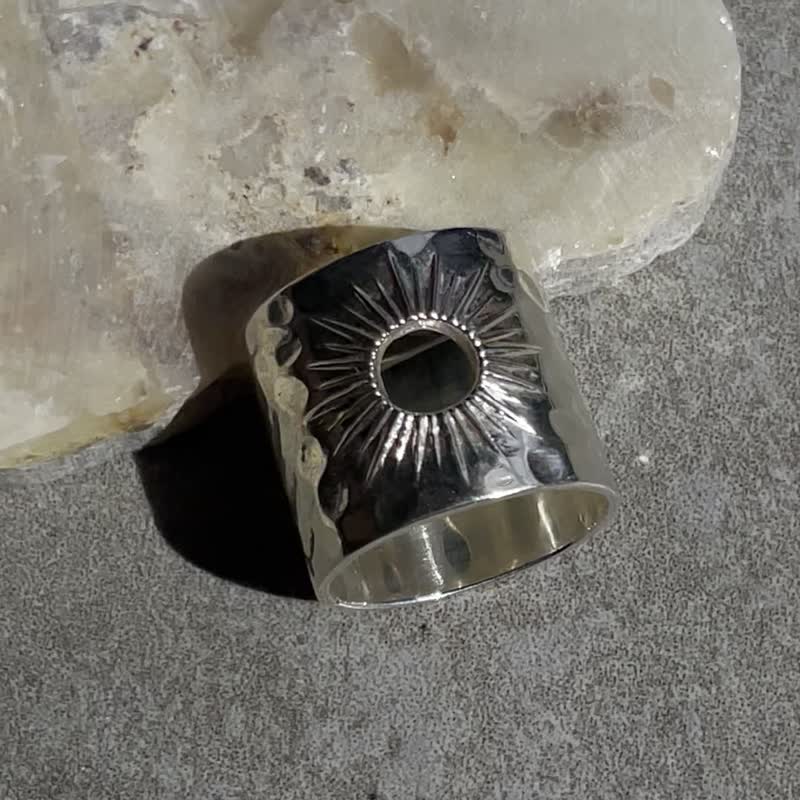 神圣的银戒指太阳圈。 锤击和抛光 夏天飾品 - 戒指 - 純銀 銀色