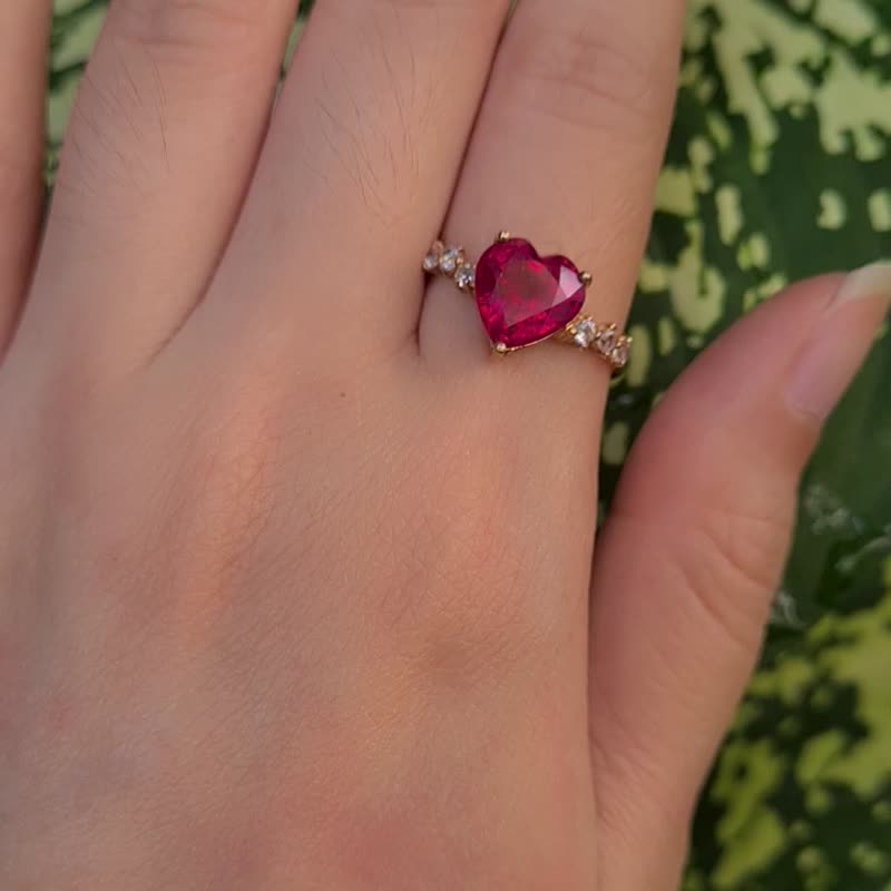 Parelachtig camouflage goochelaar Natural heart shaped ruby with white topaz rose gold-plated silver ring -  Shop charissagemstone General Rings - Pinkoi