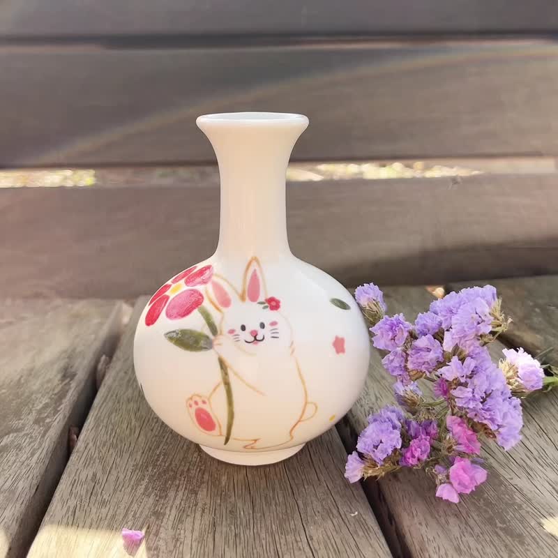 A Lu 萌兔兔陶花瓶/擺飾/禮物 母親節禮物 原創手繪 僅此一件 - 花瓶/花器 - 陶 多色