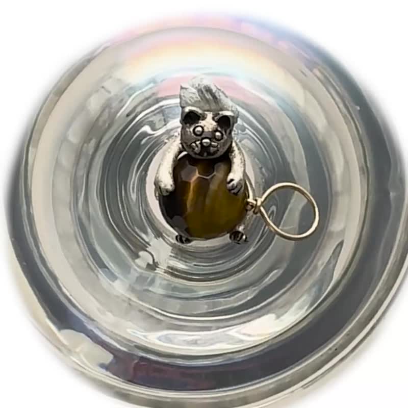 仔猫がラピスラズリ天然石を抱きしめるペンダント・トップ/silver925,k18 - ネックレス - シルバー ゴールド