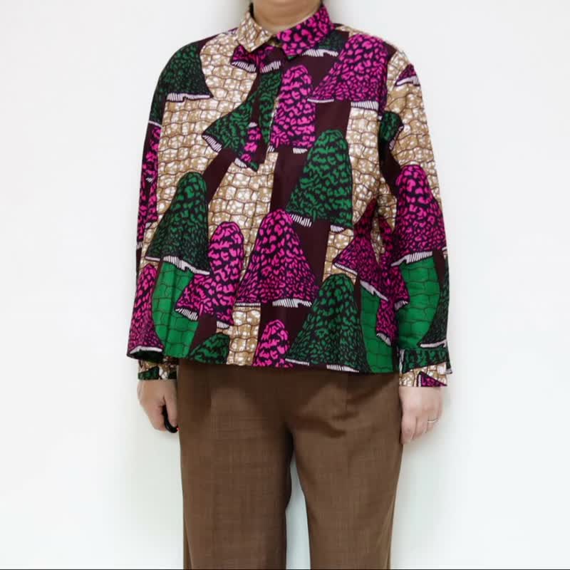 フロントタックシャツ アフリカンプリント きちんと見えのリラックスシルエット ブラウン系ワントーンコーデに - 恤衫 - 棉．麻 咖啡色