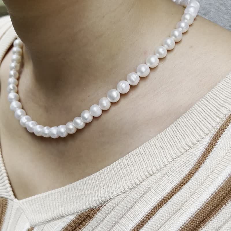 Rich and beautiful natural freshwater pearl necklace - Necklaces - Other Materials White