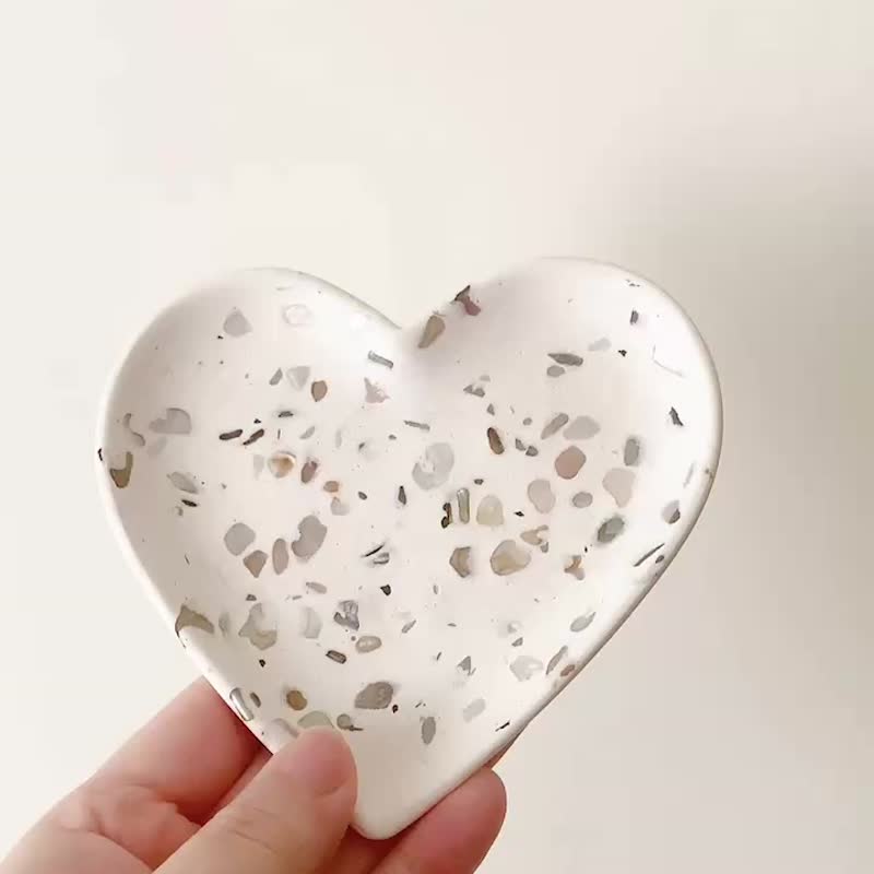 y._.yuuu - Shell fragments terrazzo handmade plaster love plate storage plate incense dish - Candles & Candle Holders - Other Materials White