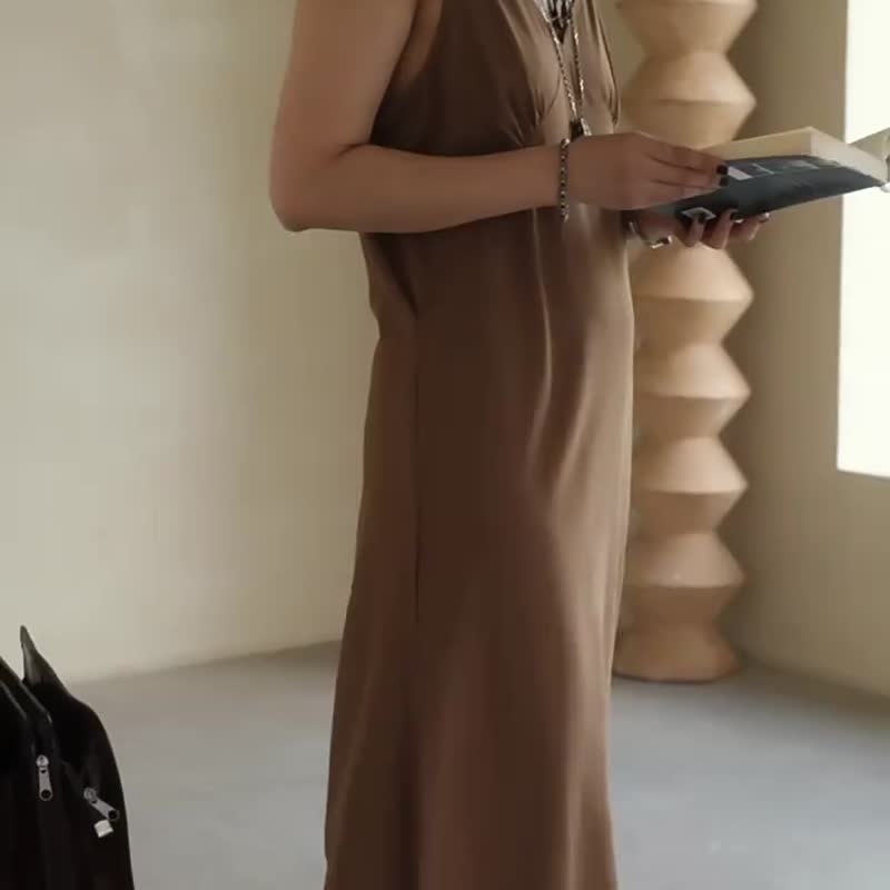 秋香綠 簡約復古無袖銅氨絲細肩帶洋裝 倒V領寬鬆吊帶連衣裙 - 洋裝/連身裙 - 絲．絹 綠色