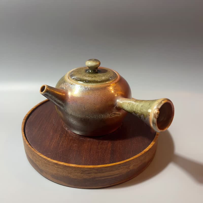 Wood-fired Apple Golden Color Moon Bud Side Handle Teapot/Wood-fired Tea Set/Handmade by Xiao Pingfan - Teapots & Teacups - Pottery 
