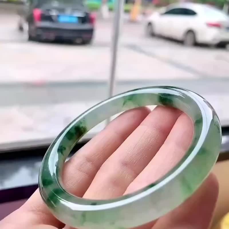 冰種玉鐲 天然翡翠玉鐲 A玉 手鐲 • 高冰種飄花翡翠圓鐲 - 手鍊/手環 - 玉石 綠色