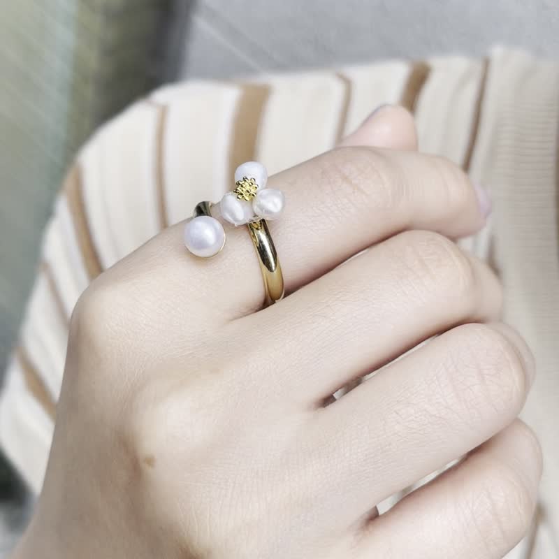 Three-flower shape freshwater pearl ring - แหวนทั่วไป - วัสดุอื่นๆ สีทอง