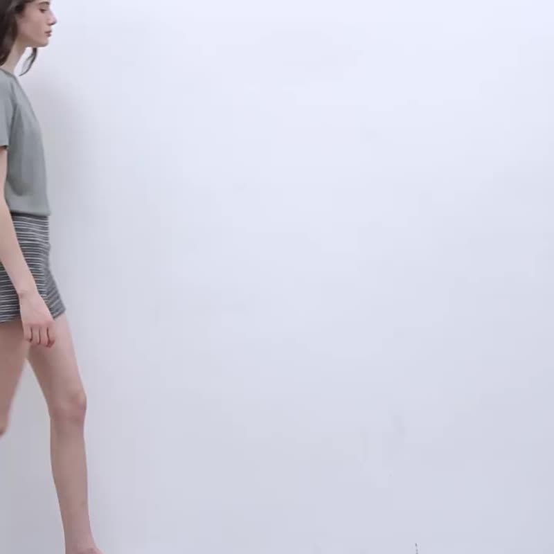Olive grey-green hue. Lightweight and refined, this relaxed-fit, short-sleeve top features an asymmetric neckline and a touch of metallic sheen. - เสื้อยืดผู้หญิง - ผ้าฝ้าย/ผ้าลินิน สีเขียว