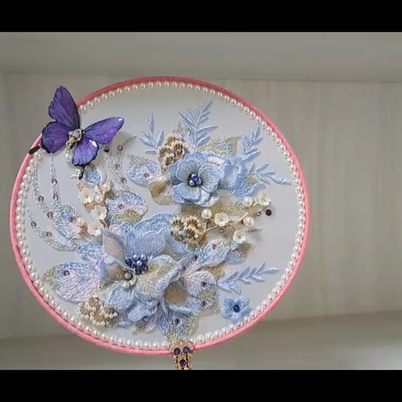 夢幻仿刺繡宮扇【粉藍花+紫蝶】~雙面立體款 - 扇子 - 繡線 多色