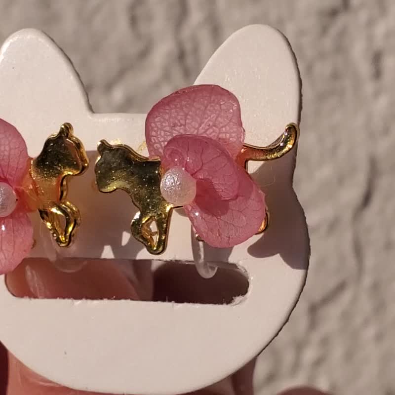 Hydrangea Pink Cat Motif Preserved Flower Earrings - Earrings & Clip-ons - Resin Pink