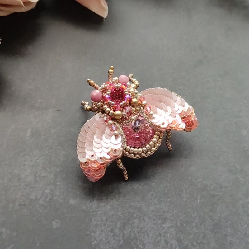 Jewelry Embroidery Stereo Crystal Insect Brooch-Pink Pearl Bubble Bug Brooch - เข็มกลัด - วัสดุอื่นๆ สึชมพู