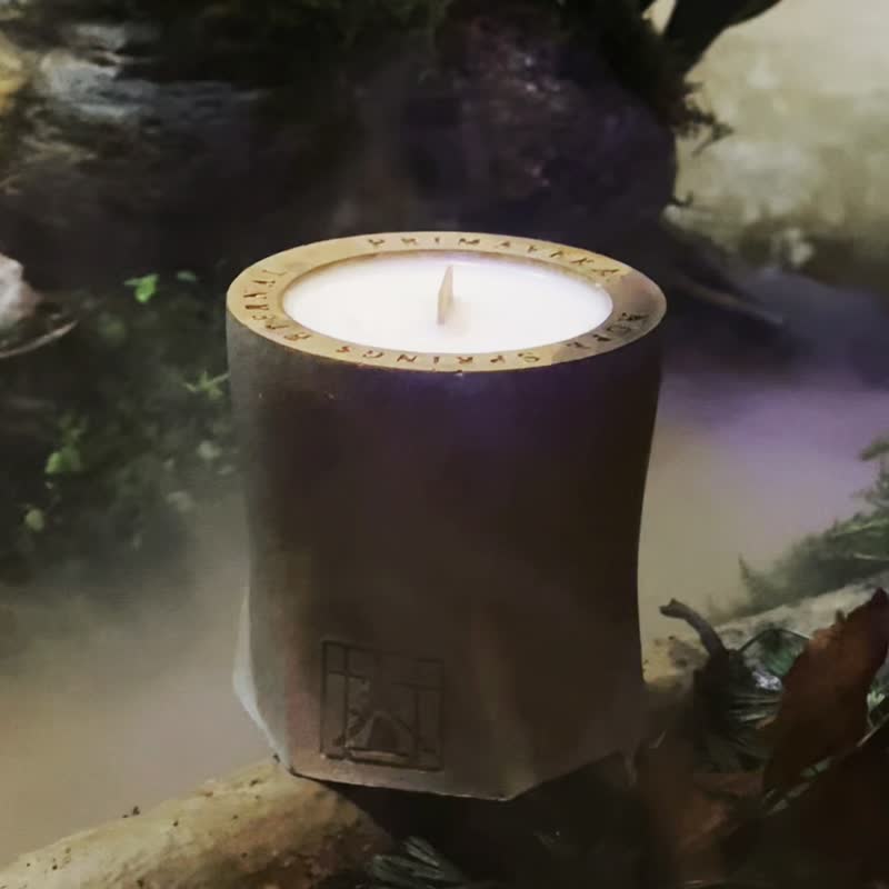 HOPE SPRING ETERNAL Pear Pavilion Handmade Aromatique Candle - เทียน/เชิงเทียน - วัสดุอีโค สีทอง