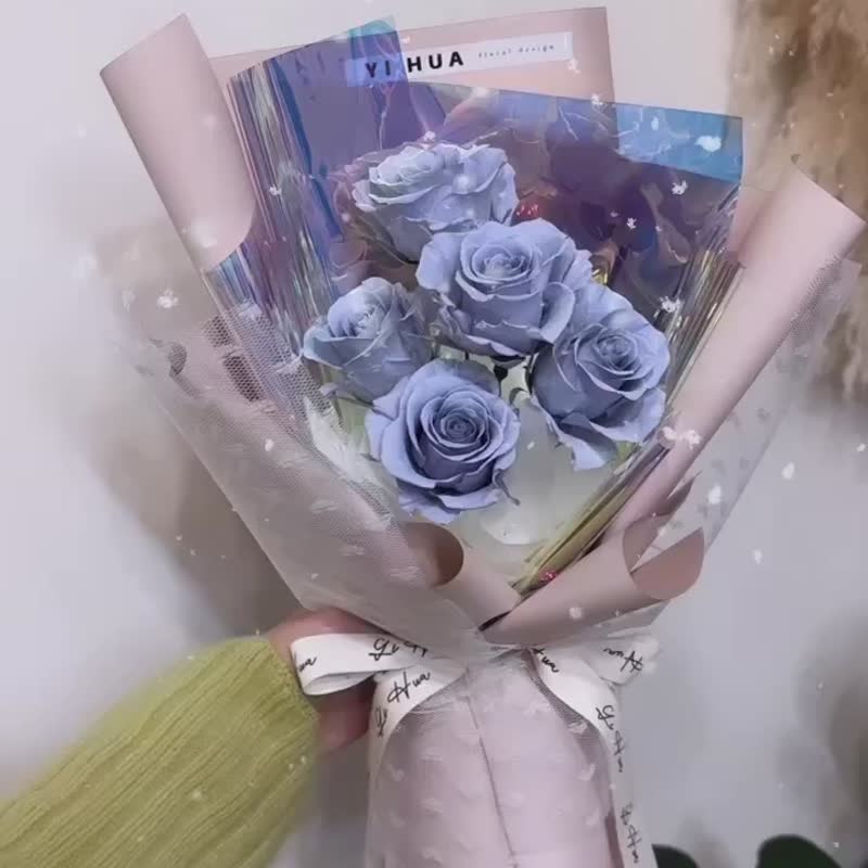 Symphony mist bouquet (5 roses) - ช่อดอกไม้แห้ง - พืช/ดอกไม้ สีน้ำเงิน