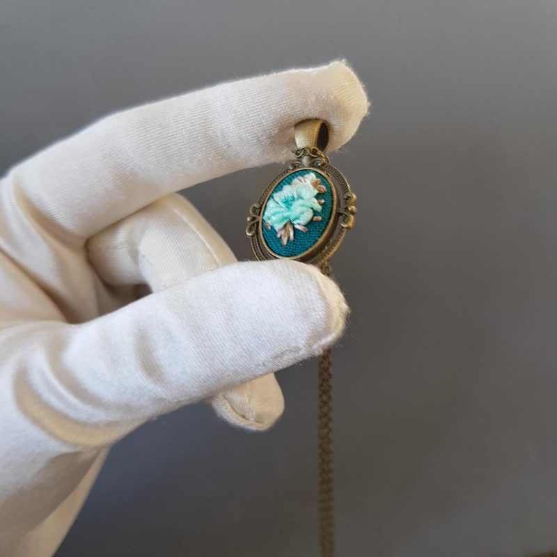 刺繡 珠寶 Ribbon embroidered pendant for her, Turquoise jewelry embroidery - 項鍊 - 絲．絹 綠色