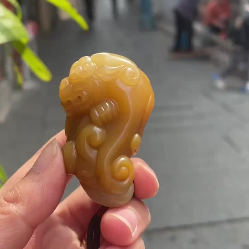 【招財貔貅】天然三彩玉  神獸貔貅 招財擋災  闢邪手玩件 掛件 - 項鍊 - 玉石 黃色
