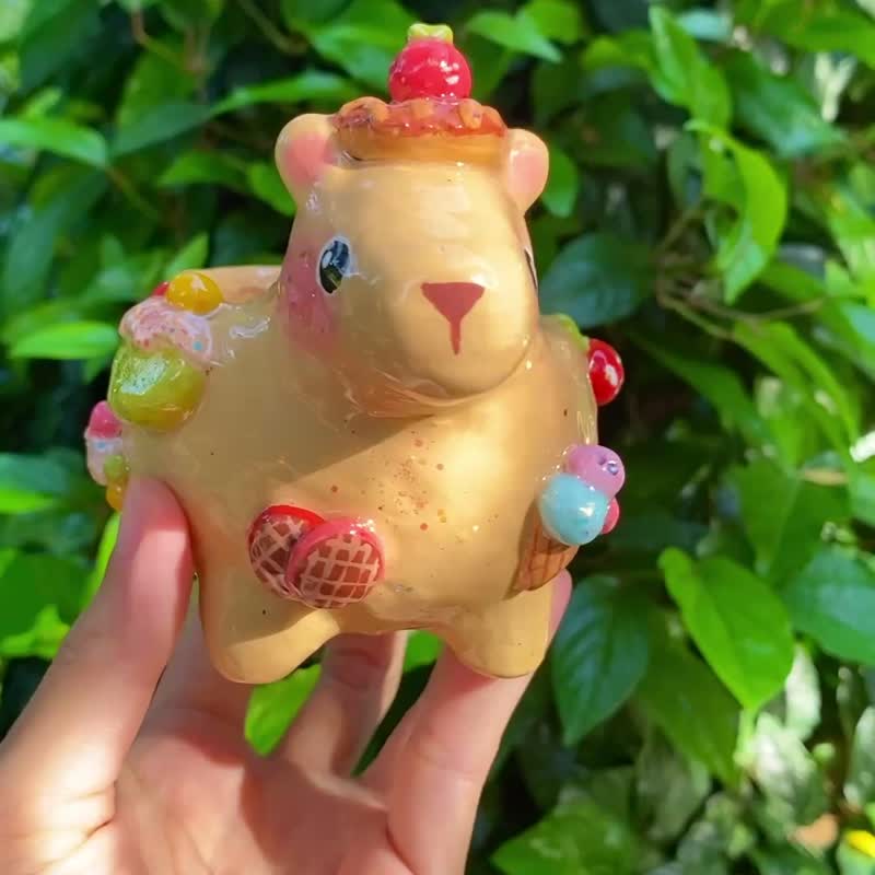 Handmade Capybara Planter - handcrafted pottery with drainage hole - 花瓶/花器 - 陶 咖啡色