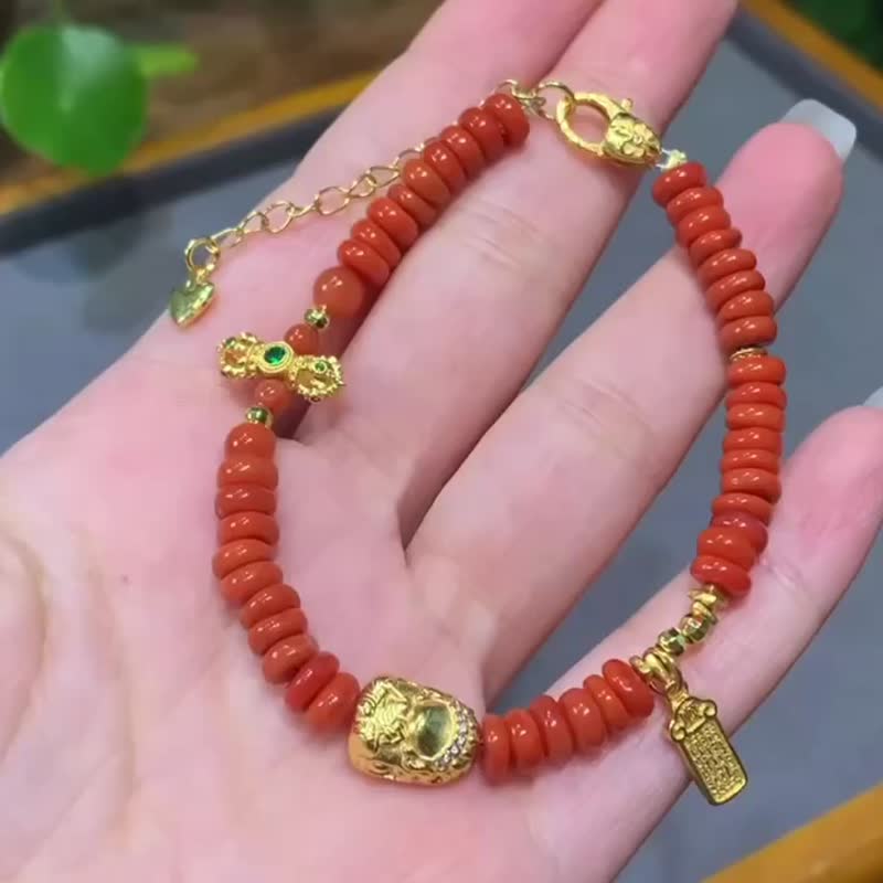 天然南紅滿色滿肉藥片手鏈搭配無相寶寶佛五條經文金剛杵平安喜樂 - 手鍊/手環 - 玉石 