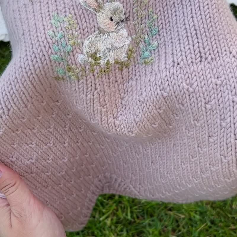 Knitted baby outfit bodysuit and bonnet with hand embroidery - ของขวัญวันครบรอบ - ขนแกะ สึชมพู