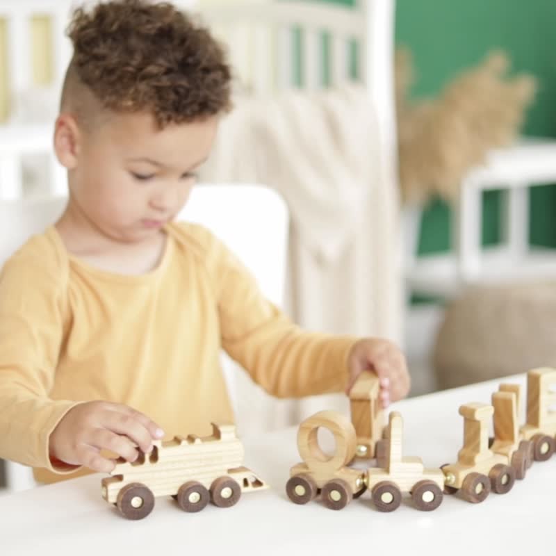 幼児用木製おもちゃの列車、パーソナライズされた文字の列車、1歳の誕生日、ベビーシャワー - 知育玩具・ぬいぐるみ - 木製 
