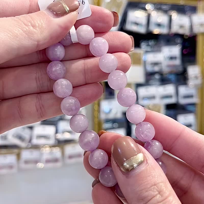 Small bourgeoisie wallet-friendly natural kunzite crystal hand beads improve sleep quality and relieve stress and anxiety - สร้อยข้อมือ - คริสตัล สีม่วง