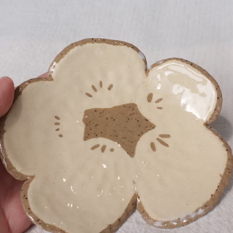【 Howzzz好事 】花朵手捏小碟 - 擺飾/家飾品 - 陶 白色