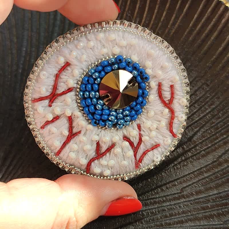 殭屍血眼刺繡胸針  血絲眼球別針  自然眼妝  萬聖節恐怖串珠胸針 - 胸針 - 玻璃 白色