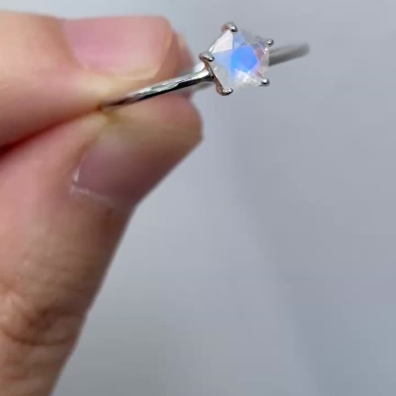 星形藍光月光石戒指925純銀電鍍白金 (藍光/彩虹光) - 戒指 - 寶石 藍色