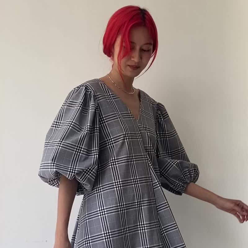 Checked Puff sleeve dress in Black and White - 連身裙 - 棉．麻 黑色